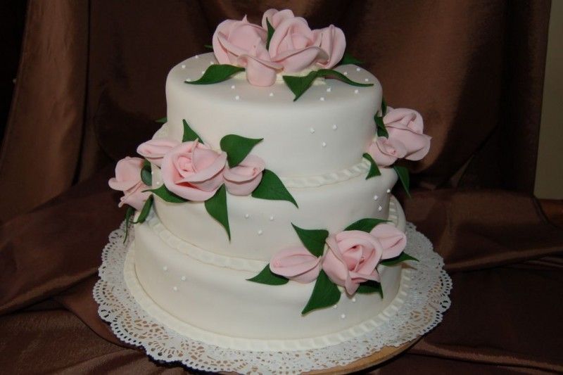 Torcik ślubny z różami