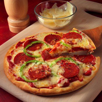 Pizza z salami i papryką