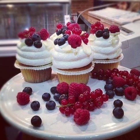 Babeczki z kremem i owocami