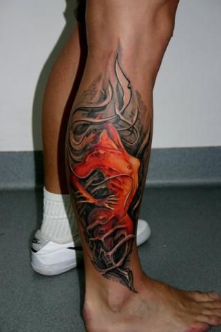 Tatuaż łydka biomechanika