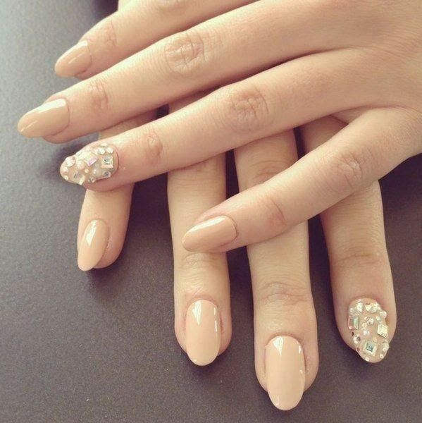 Paznokcie migdały nude