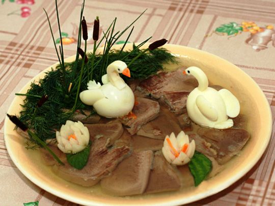 Obiad staw z łabędziami