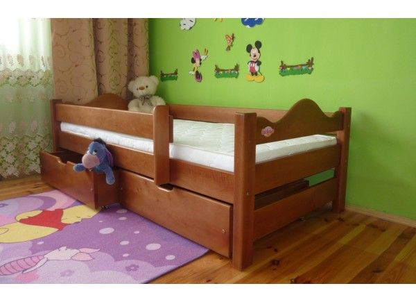 Brązowe łóżko dla dziecka