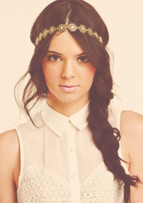 Długie włosy i opaska