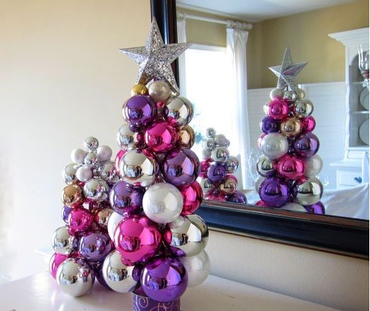 Choinka z kolorowych bombek