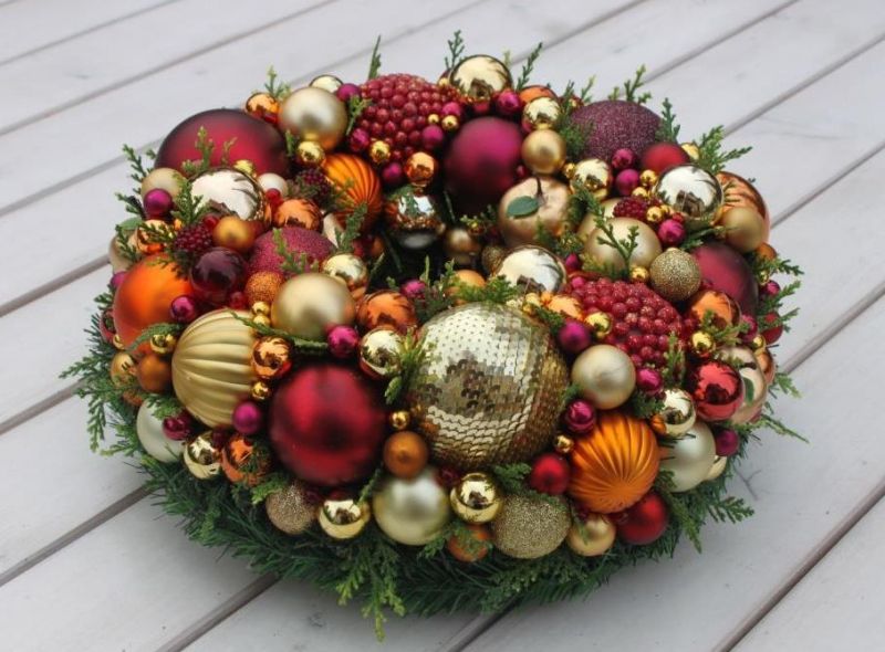 Wianuszek z bombek choinkowych