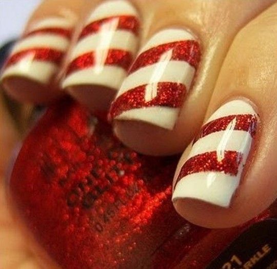 Biało czerwone paznokcie