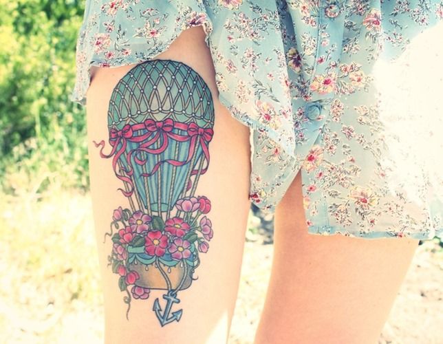Niebieski balon z kwiatami tatuaż