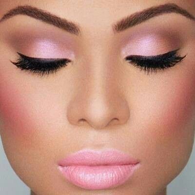 Kobieta makijaż na różowo