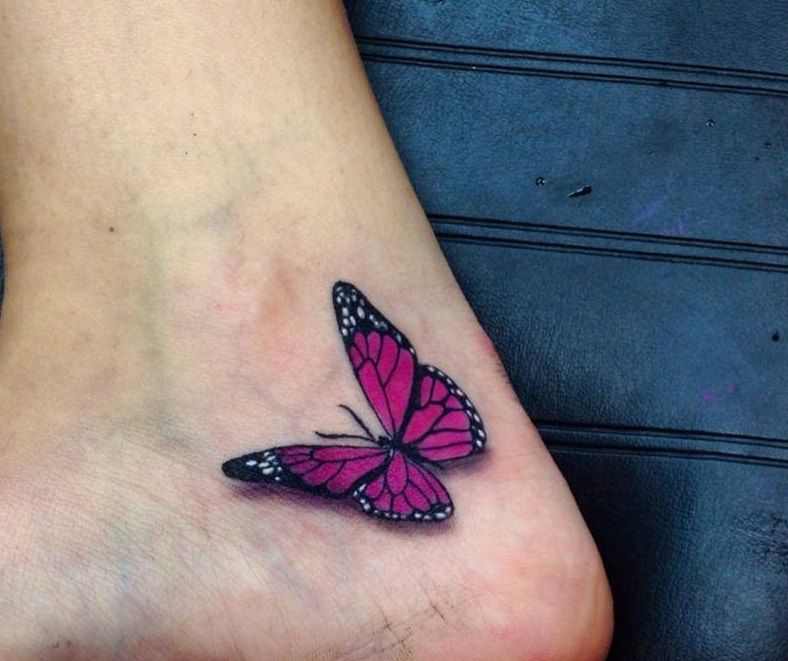 Różowy motylek tatuaże