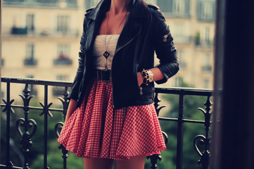 Spódniczka w groszki i czarna kurtka