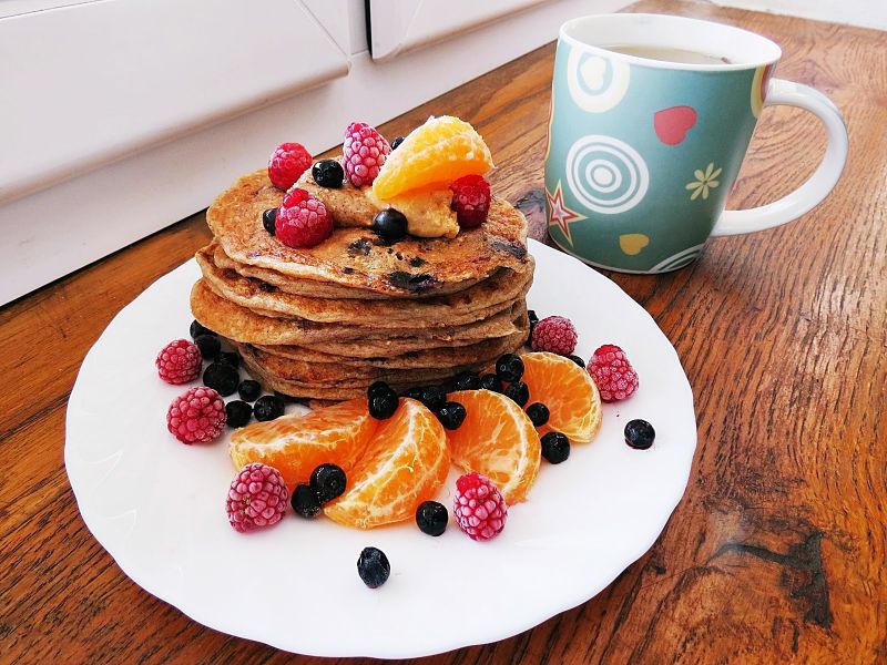 Śniadanie naleśniki z owocami