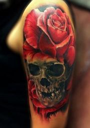Róża czerwona tatuaz czaszka