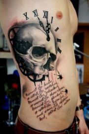 Tatuaż czaszka i napisy