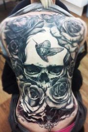 Ogromny tatuaz czaszka i róże