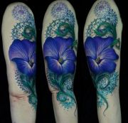 Fioletowe kwiaty tatuaż