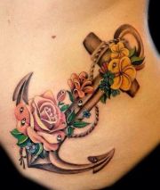 Kotwica i kwiaty tatuaż