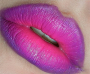 Różowo fioletowe usta makijaż