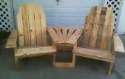Drewniane krzesła i stolik