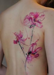 Rozmazane kwiaty tatuaże