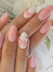 Różowe paznokcie z kokardką