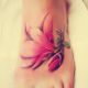 Tatuaż kwiat na stopie