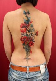 Kwiaty tatuaż na kręgosłupie