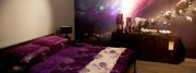 Sypialnia z fioletowymi dodatkami