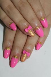 Różowo-złote paznokcie z kokardkami
