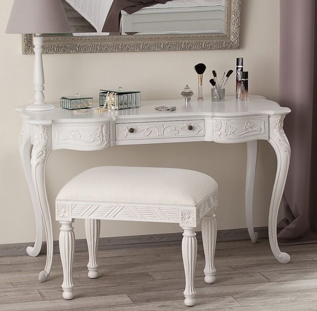 Stylowa biała toaletka