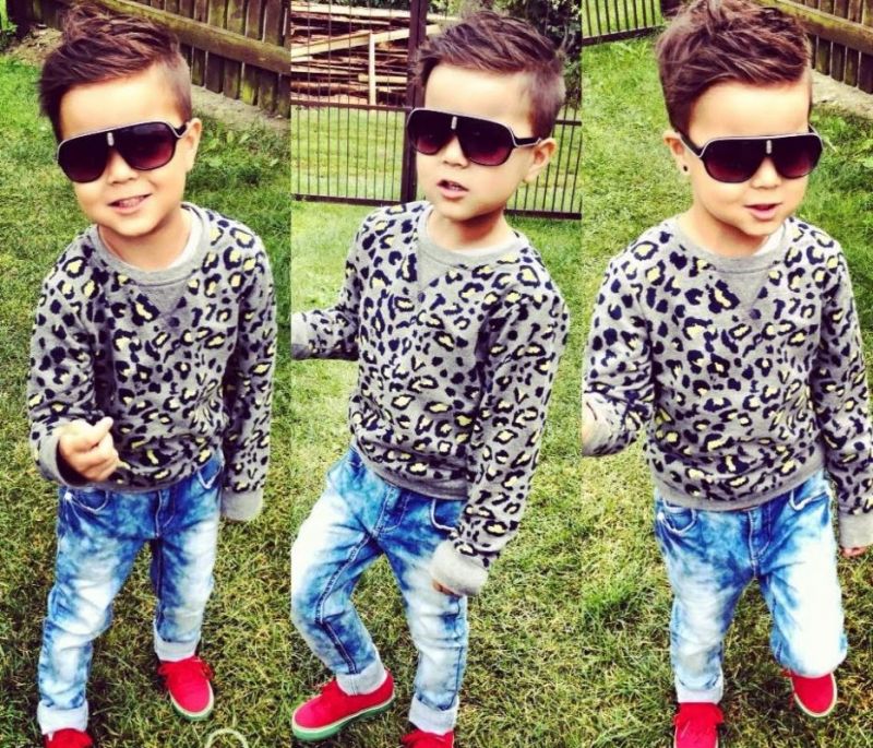 Stylowy chłopczyk w okularach