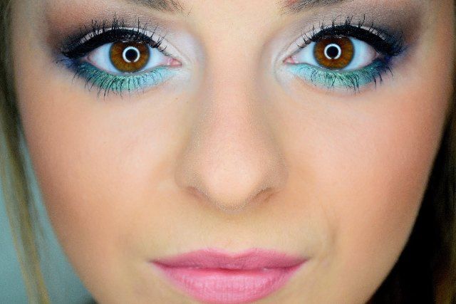 Turkusowo-czarne oczy makijaż