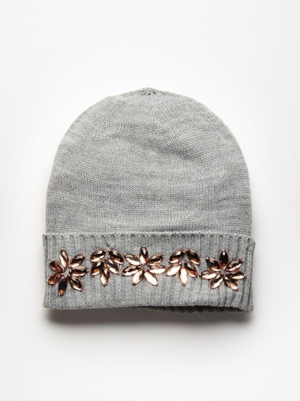 Szara czapka z cekinami