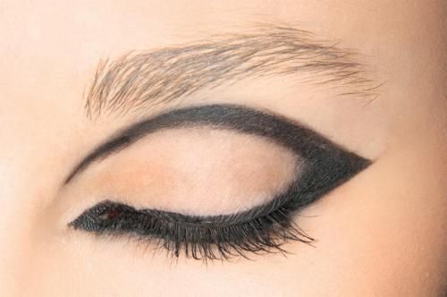 Czarne kreski makijaż