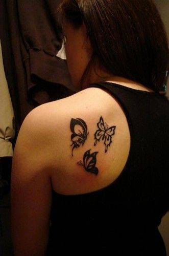 Czarne motylki tatuaż ramię