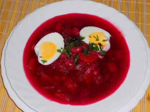 Czerwony barszcz z jajkiem