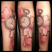 Tatuaż zegar i kwiaty